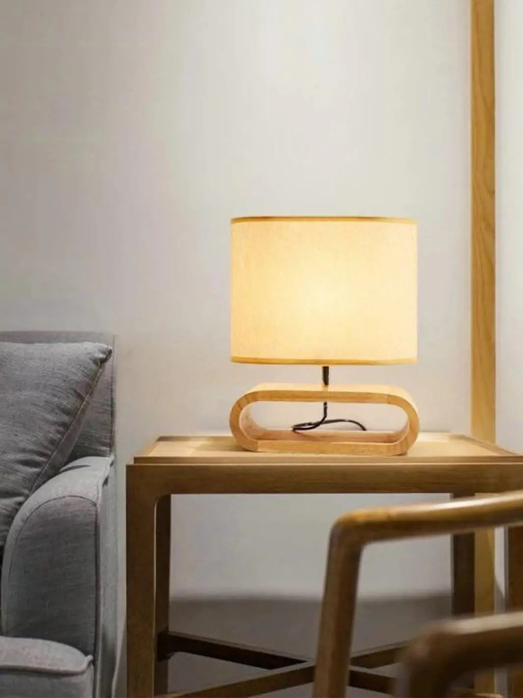 Lampe de chevet Design <br> Scandinave en bois sur table de nuitsolampe.com